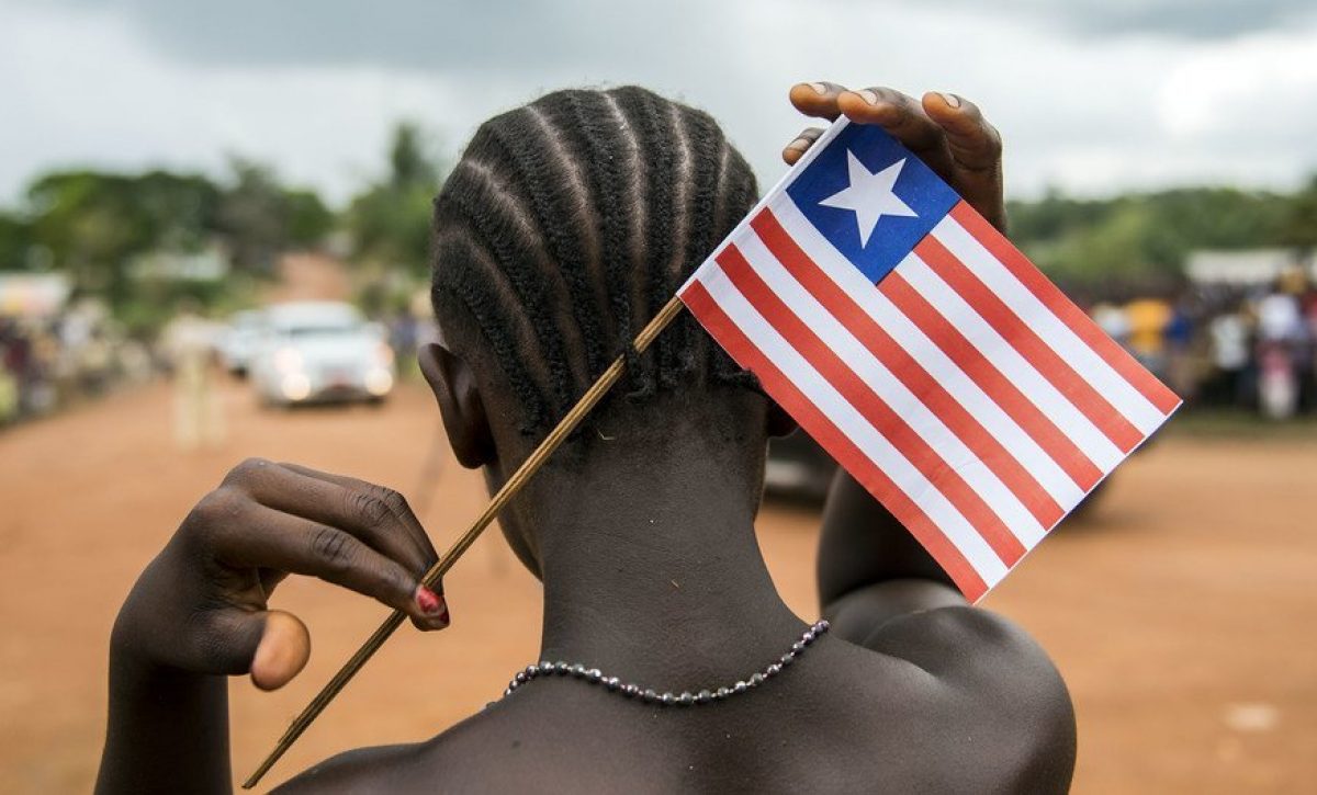 El inglés es el idioma oficial de Liberia y muchos liberianos hablan con acento estadounidense debido a esos lazos históricos con EE.UU.