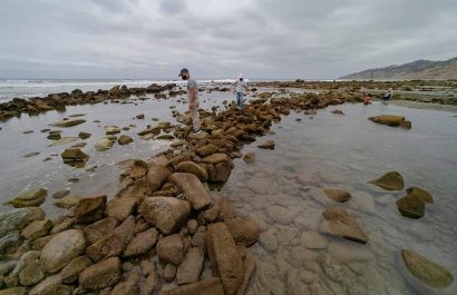 Al filo de la playa se conservan estructuras de piedra construidas por los manteños para pescar en Ligüiqui.