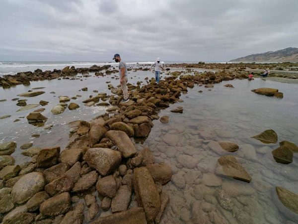 Al filo de la playa se conservan estructuras de piedra construidas por los manteños para pescar en Ligüiqui.
