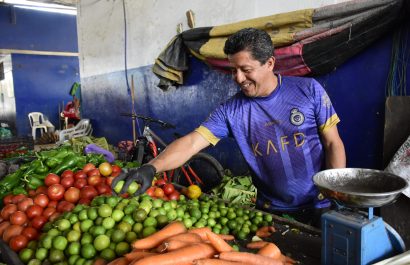 El vendedor de legumbres Ramón Torres en el mercado mayorista de Portoviejo