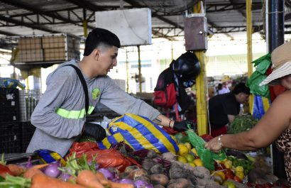 La venta de productos en el mercado de mayoristas en Portoviejo