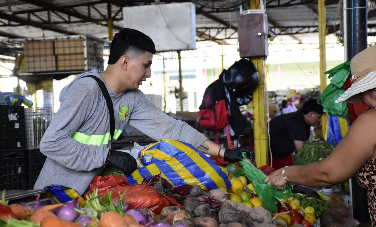La venta de productos en el mercado de mayoristas en Portoviejo