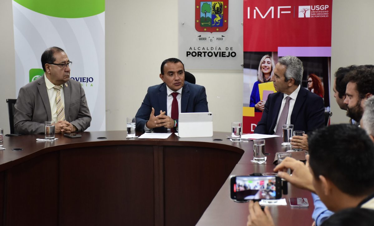 Imagen referencial que muestra al alcalde de Portoviejo, Javier Pincay, durante la firma de un convenio