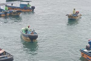 Varios pescadores en el área frente al Yacht Club, que esta mañana rechazaron la eliminación al subsidio del diésel 2.