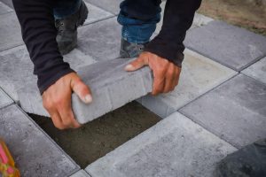 Frente al malecón se corrige la instalación de adoquines, esto es parte de la regeneración.