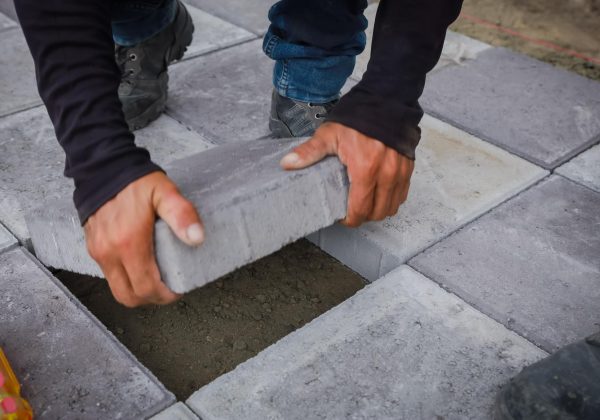 Frente al malecón se corrige la instalación de adoquines, esto es parte de la regeneración.