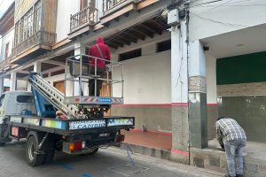 Personal técnico de CNT en una de sus revisiones y mantenimiento del Wi-Fi de Manta Digital en las inmediaciones del municipio.