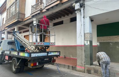 Personal técnico de CNT en una de sus revisiones y mantenimiento del Wi-Fi de Manta Digital en las inmediaciones del municipio.