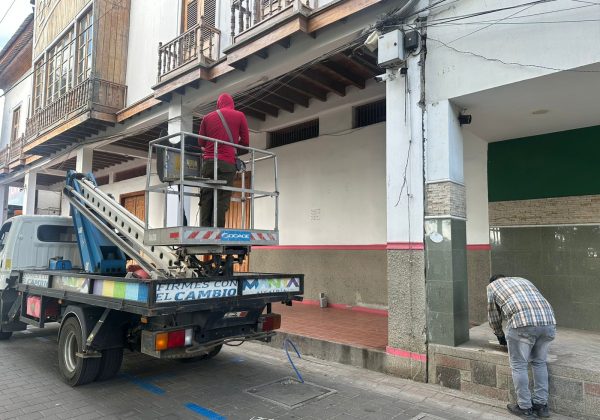 Personal técnico de CNT en una de sus revisiones y mantenimiento del Wi-Fi de Manta Digital en las inmediaciones del municipio.