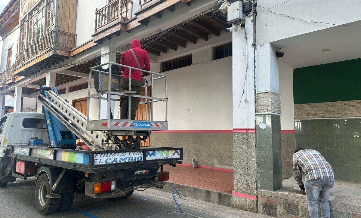 Personal técnico de CNT en una de sus revisiones y mantenimiento del Wi-Fi de Manta Digital en las inmediaciones del municipio.