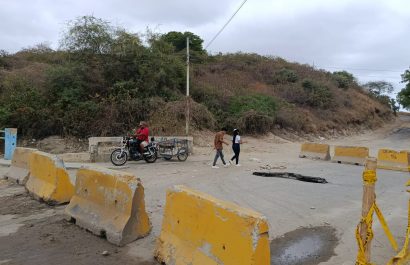 Con separadores de vía, el Municipio impidió el paso vehicular en esta calle, pero la solución definitiva no llega aún.