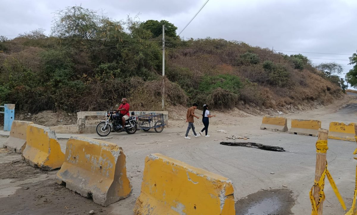 Con separadores de vía, el Municipio impidió el paso vehicular en esta calle, pero la solución definitiva no llega aún.