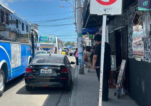 Las señales de tránsito son irrespetadas por conductores particulares en los alrededores de la Uleam.