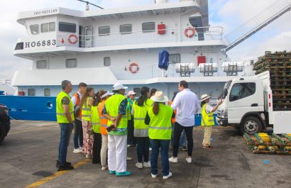 Los visitantes vivieron la experiencia de subir a un buque atunero en plena descarga.
