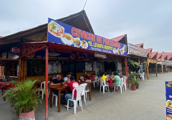 Movimiento de usuarios en restaurantes ubicados en el sector de Playita Mía, en Tarqui.