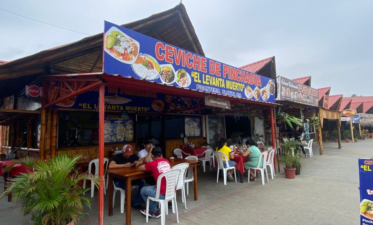 Movimiento de usuarios en restaurantes ubicados en el sector de Playita Mía, en Tarqui.