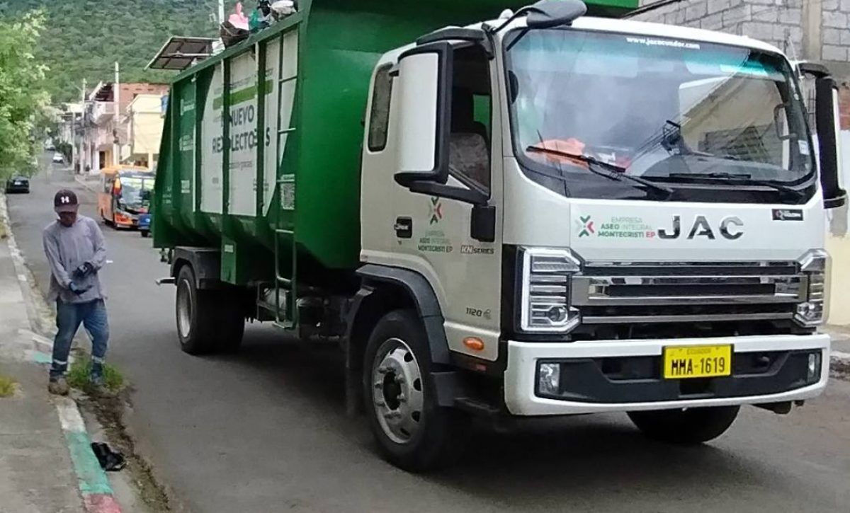 Uno de los nuevos carros recolectores de basura durante el servicio de recolección.