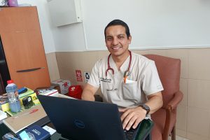 Cristhian Marín trabaja en la Fundación Cottolengo, donde lidera un equipo multidisciplinario, y es docente en la Universidad Laica Eloy Alfaro de Manabí (ULEAM).