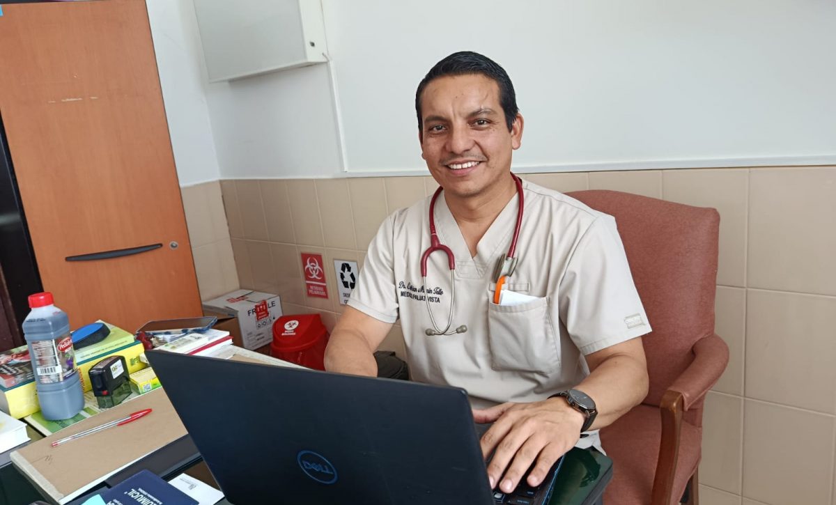 Cristhian Marín trabaja en la Fundación Cottolengo, donde lidera un equipo multidisciplinario, y es docente en la Universidad Laica Eloy Alfaro de Manabí (ULEAM).