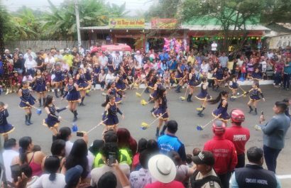 Estudiantes de varios planteles educativos participaron en el tradicional desfile.