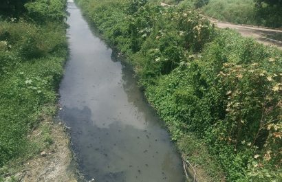 El río Muerto inicia su recorrido en Montecristi y desemboca en la playa de la parroquia Los Esteros.