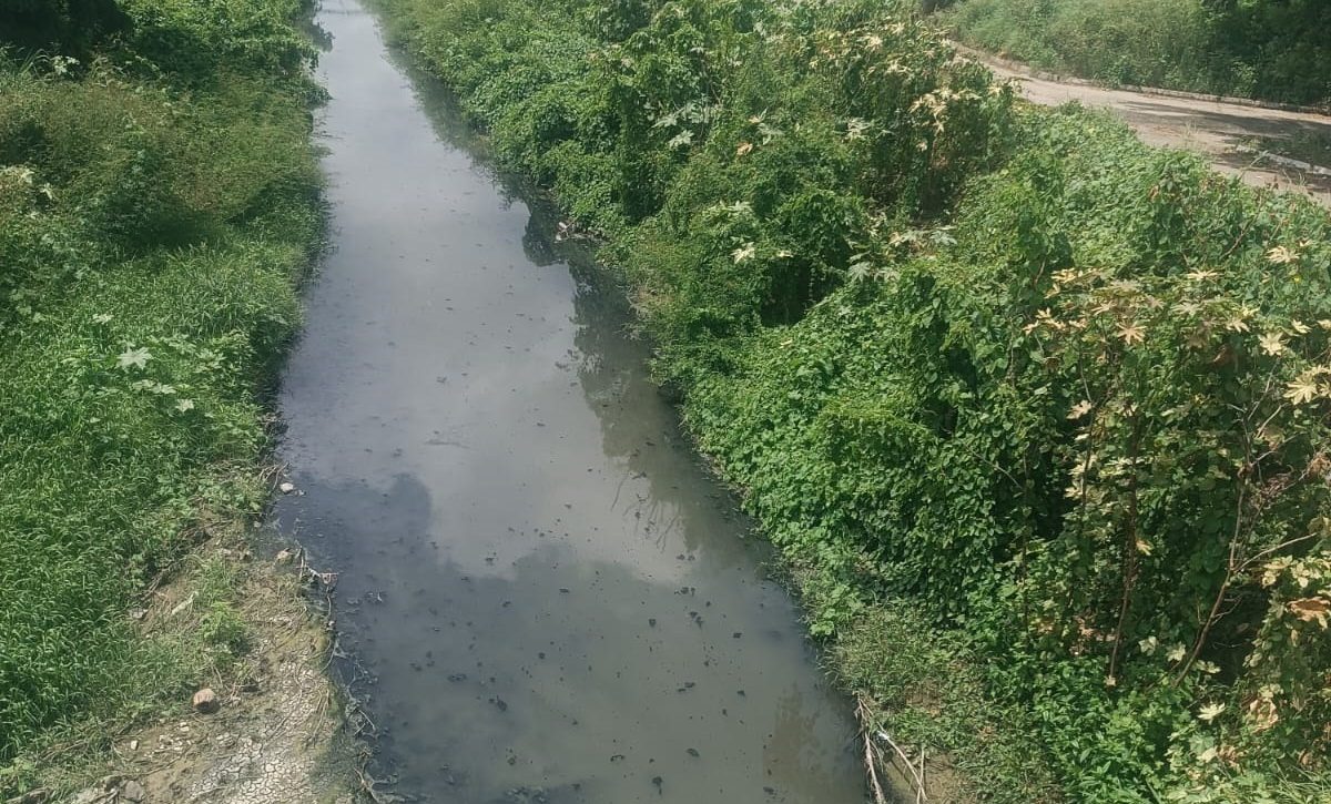 El río Muerto inicia su recorrido en Montecristi y desemboca en la playa de la parroquia Los Esteros.