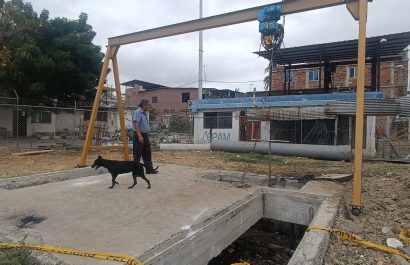 De Los Esteros de Manta, salen 15.000 metros cúbicos de aguas servidas al mar. Trabajos se realizan en la estación de bombeo.
