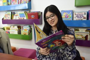A Luisa Barrera, le gusta leer los cuentos. Sus preferidos son los de la sirenita.