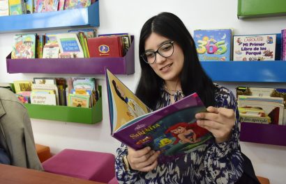 A Luisa Barrera, le gusta leer los cuentos. Sus preferidos son los de la sirenita.