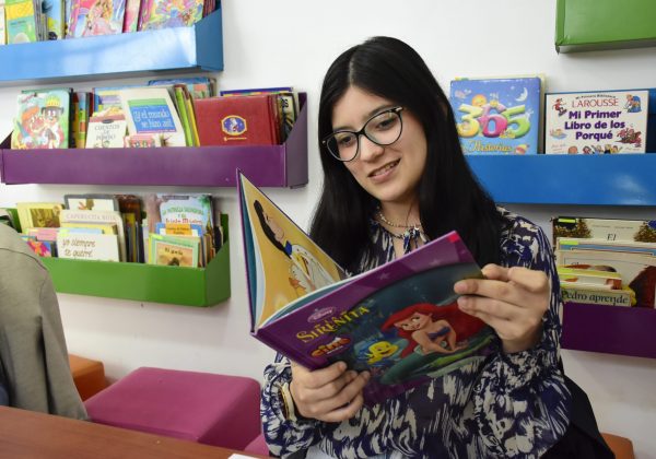 A Luisa Barrera, le gusta leer los cuentos. Sus preferidos son los de la sirenita.