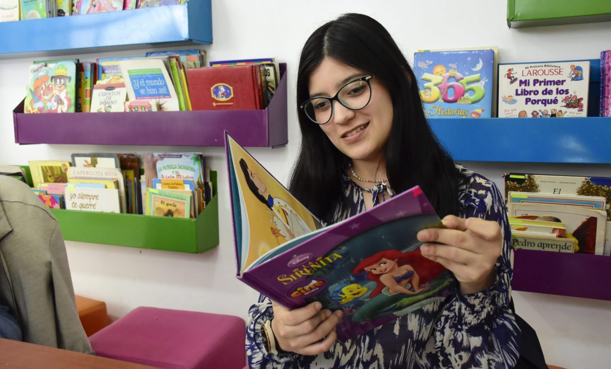 A Luisa Barrera, le gusta leer los cuentos. Sus preferidos son los de la sirenita.