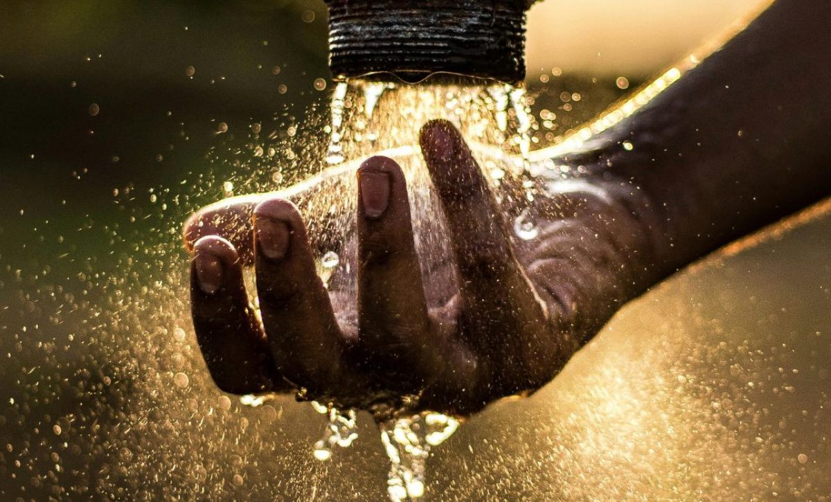 La Arca busca ejecutar acciones para mejorar la eficiencia del sistema de agua potable en el país. (Pexels).