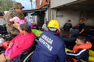 La Armada argentina en tareas de rescate en las zonas inundadas