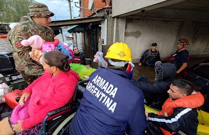 La Armada argentina en tareas de rescate en las zonas inundadas