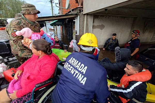 La Armada argentina en tareas de rescate en las zonas inundadas