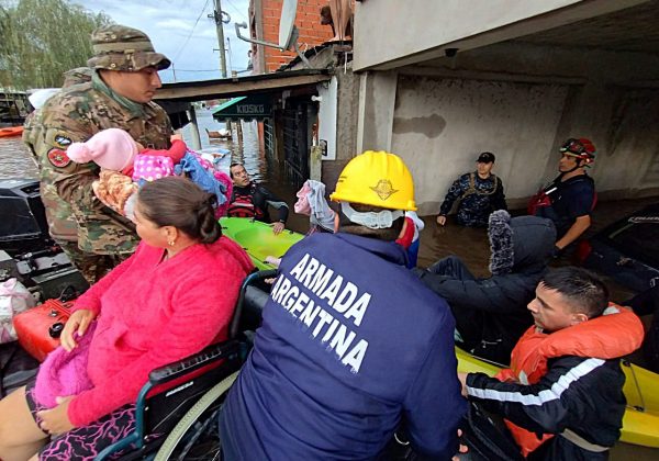 La Armada argentina en tareas de rescate en las zonas inundadas