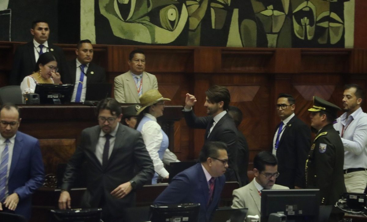 La Asamblea Nacional de Ecuador anunció que 40 personas con lazos de consanguinidad con asambleístas renunciaron