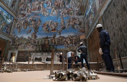 La Capilla Sixtina se prepara para el cónclave que elegirá al nuevo papa