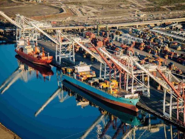 La Casa Blanca anunció este martes la imposición de un nuevo arancel del 245 % a las exportaciones chinas hacia Estados Unidos.