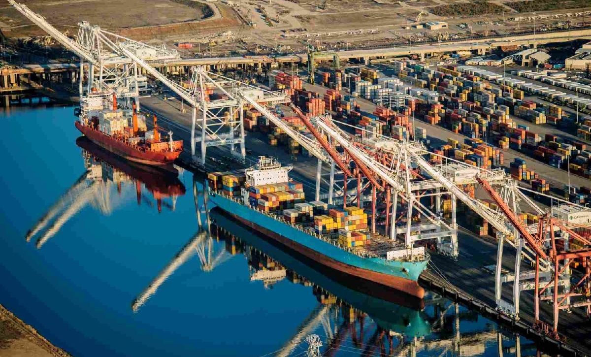 La Casa Blanca anunció este martes la imposición de un nuevo arancel del 245 % a las exportaciones chinas hacia Estados Unidos.