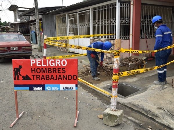 En La Chala, Los Vergeles y Bastión Popular, por primera vez acceden al sistema de alcantarillado, mediante proyecto, impulsado por el Municipio.