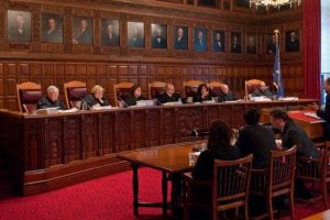 La Corte Suprema de Estados Unidos ordenó suspender la deportación de un grupo de supuestos pandilleros venezolanos