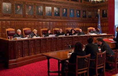La Corte Suprema de Estados Unidos ordenó suspender la deportación de un grupo de supuestos pandilleros venezolanos