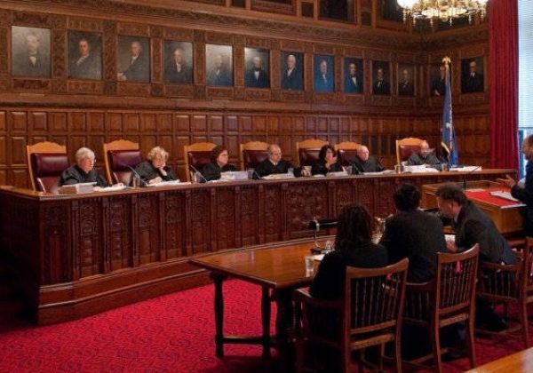 La Corte Suprema de Estados Unidos ordenó suspender la deportación de un grupo de supuestos pandilleros venezolanos