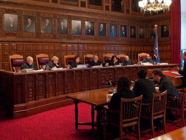 La Corte Suprema de Estados Unidos ordenó suspender la deportación de un grupo de supuestos pandilleros venezolanos