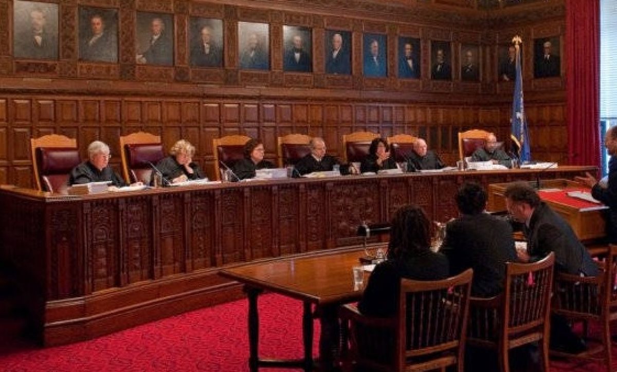 La Corte Suprema de Estados Unidos ordenó suspender la deportación de un grupo de supuestos pandilleros venezolanos