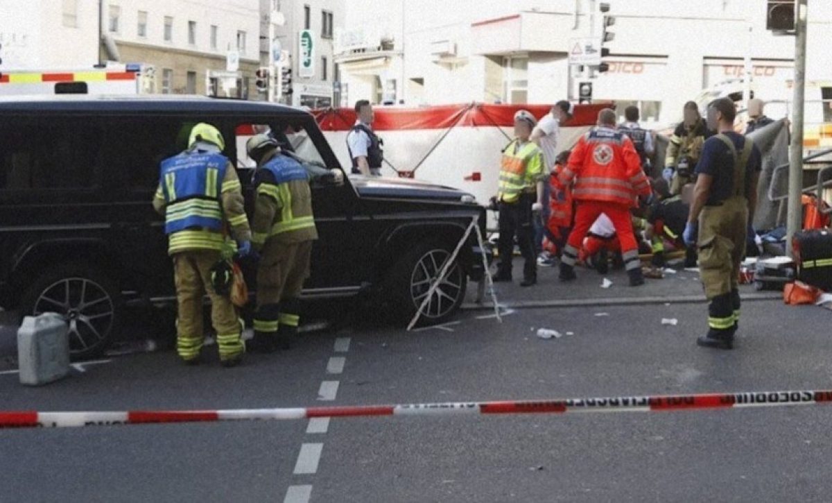 La Cruz Roja y los bomberos atienden a los heridos en el atropellamiento masivo de Alemania
