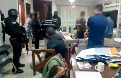 La Fiscalía General del Estado (FGE) vinculó al alcalde de Riobamba, John V., y al exdirector de Planificación, Lenin F.,