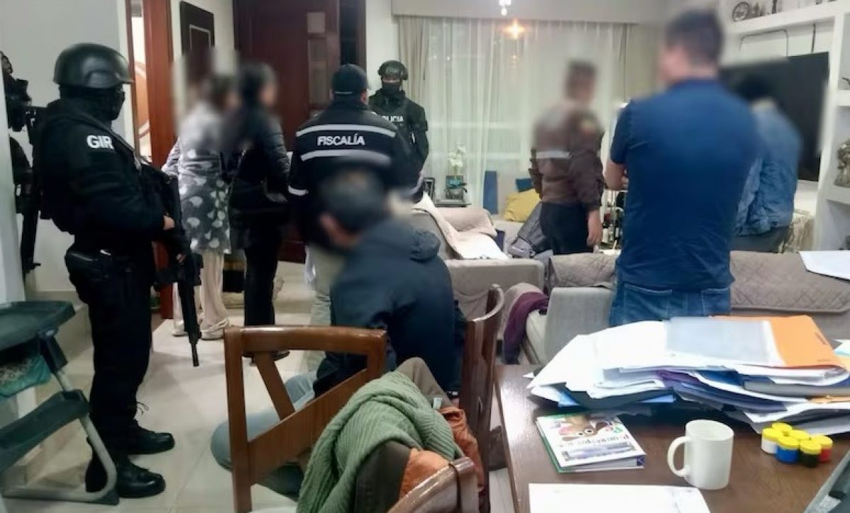 La Fiscalía General del Estado (FGE) vinculó al alcalde de Riobamba, John V., y al exdirector de Planificación, Lenin F.,