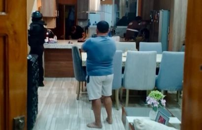 La Fiscalía General del Estado (FGE) y la Policía Nacional ejecutaron varios allanamientos como parte de una investigación por el presunto delito de delincuencia organizada.